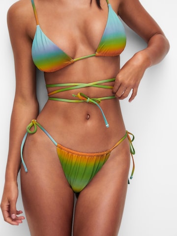 Pull&Bear Bikini hlačke | mešane barve barva
