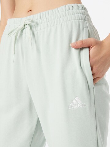 ADIDAS SPORTSWEAR Широка кройка Спортен панталон 'Essentials French Terry Logo' в сиво