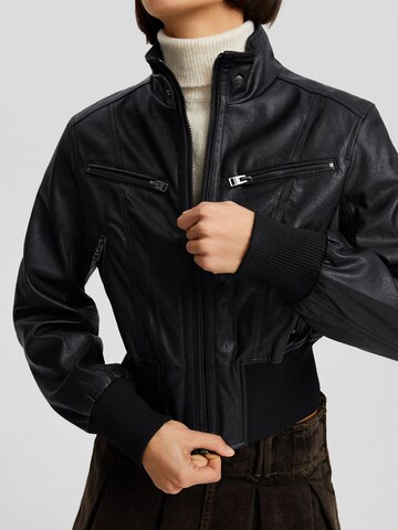 Bershka Jacke in Schwarz