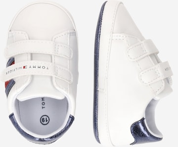 Chaussure basse TOMMY HILFIGER en blanc