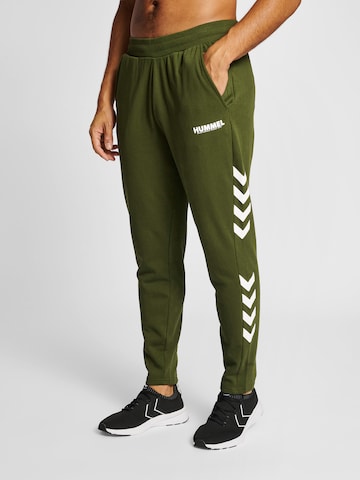 Hummel Tapered Sportbroek 'Legacy' in Groen: voorkant