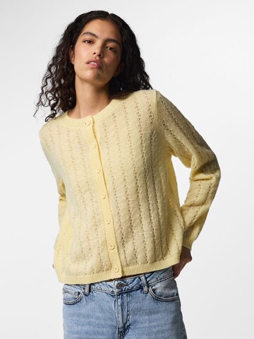 Cardigan 'PCAda' PIECES en jaune : devant