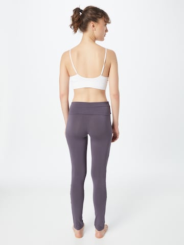 Skinny Pantaloni sportivi di CURARE Yogawear in grigio