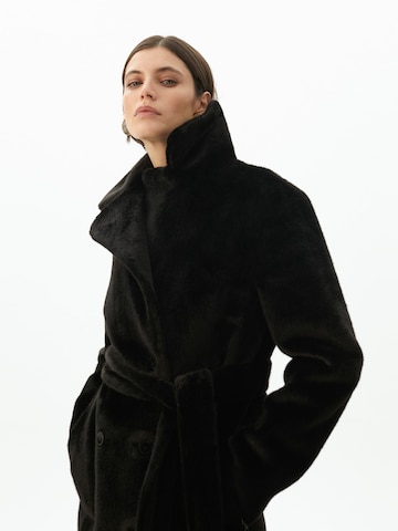 Lola Casademunt Pitkä talvitakki värissä musta