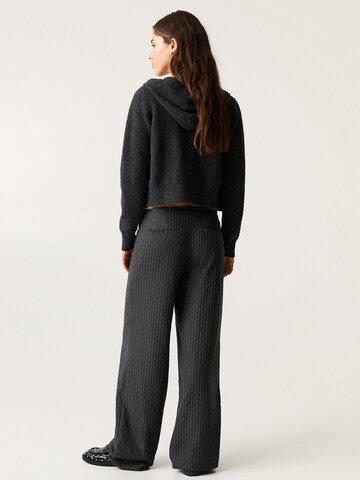 Wide leg Pantaloni di Pull&Bear in grigio