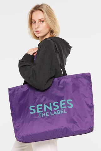 SENSES.THE LABEL Leichte Tote Bag mit Logo Print in Lila: Vorderseite