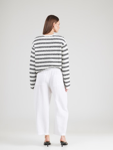 Barrel Pantaloni de la GAP pe alb