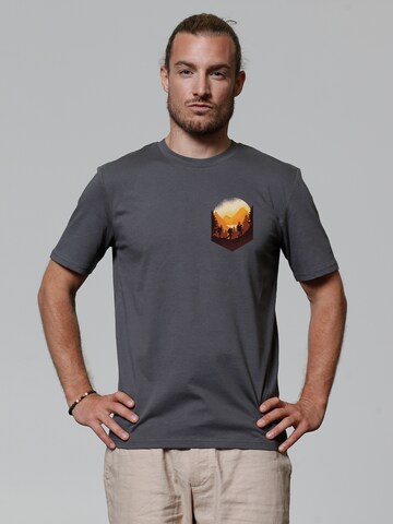 Maglietta ' Hiking in the mountains ' di Watapparel in grigio: frontale