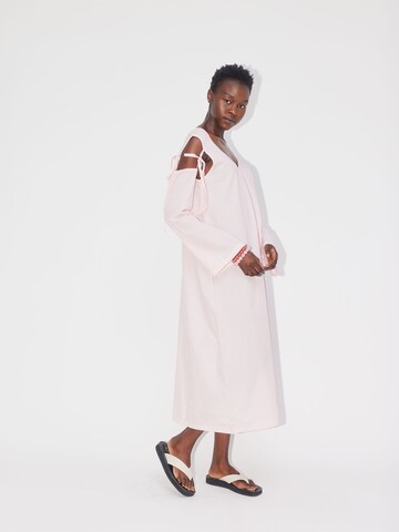 Robe 'Holiday' ABOUT YOU REBIRTH STUDIOS en rose