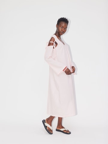 Robe 'Holiday' ABOUT YOU REBIRTH STUDIOS en rose