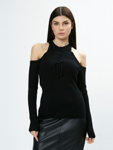 Influencer Sweater in Black: front