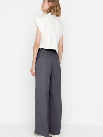 Trendyol Wide Leg Hose in Grau