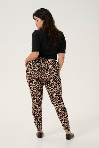 Slimfit Leggings 'Peppi' di KAFFE CURVE in marrone