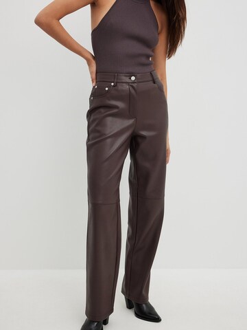 Regular Pantalon NA-KD en marron : devant