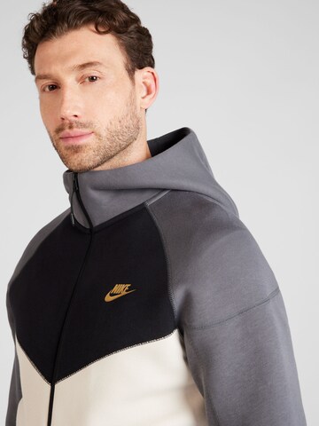 Nike Sportswear Sweatjakke 'TCH FLEECE' i grå