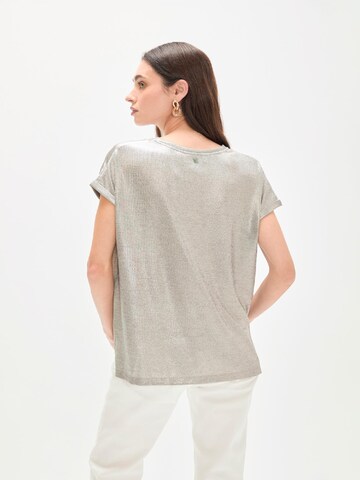 Tricou de la Lola Casademunt pe gri