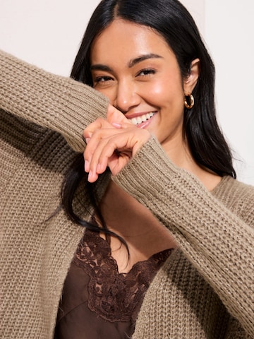 Geacă tricotată de la Friends Like These pe bej