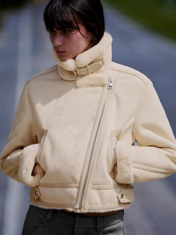 Bershka Přechodná bunda – béžová