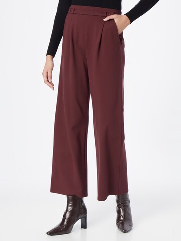 Loosefit Pantalon à pince 'Ingeborg' ABOUT YOU en rouge : devant