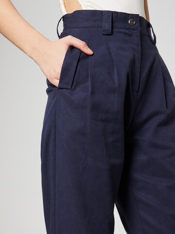 Guido Maria Kretschmer Women Tapered Pleat-Front Pants 'Nicola' in Blue