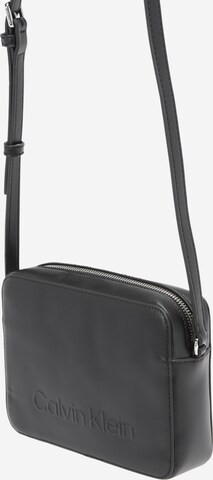 Calvin Klein Crossbody Bag in Black: front