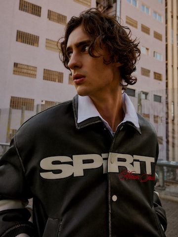 Giacca di mezza stagione di Bershka in nero