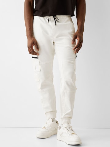 Tapered Pantaloni cargo di Bershka in bianco: frontale