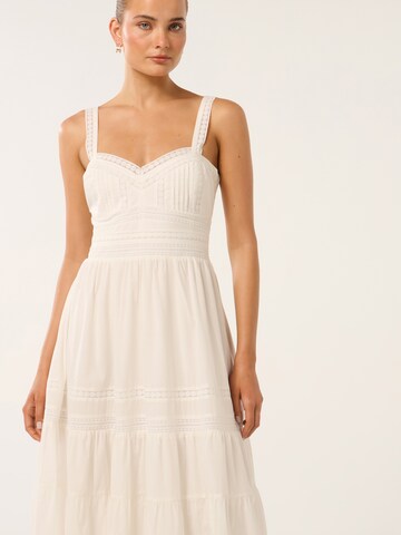 Robe 'Brianna' Forever New en blanc