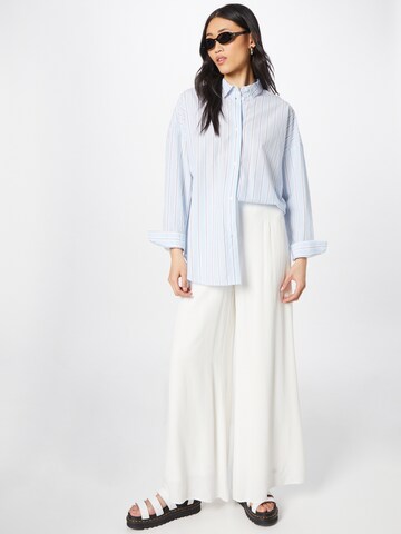 Monki Blouse in Blauw