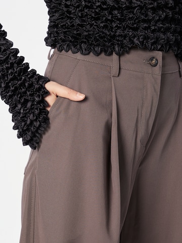 WEEKDAY Loose fit Pleat-Front Pants 'Terra' in Brown