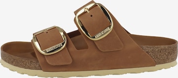 ARIZONA - Sapato aberto 'Arizona Big Buckle' em castanho: frente