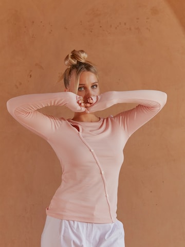 Maglietta 'Cami' di Ema Louise x ABOUT YOU in rosa