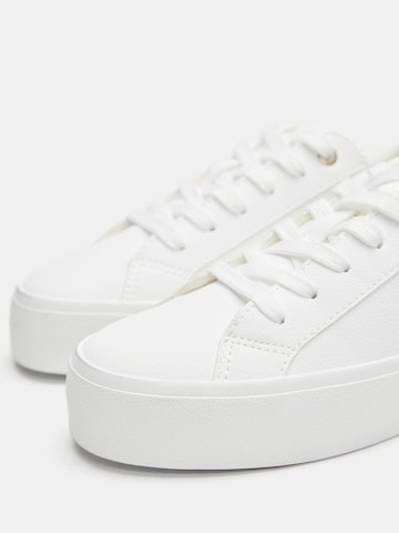 Sneaker bassa di Pull&Bear in bianco