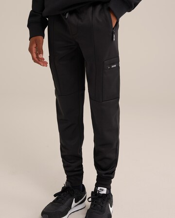 WE Fashion Tapered Trousers in Black: front