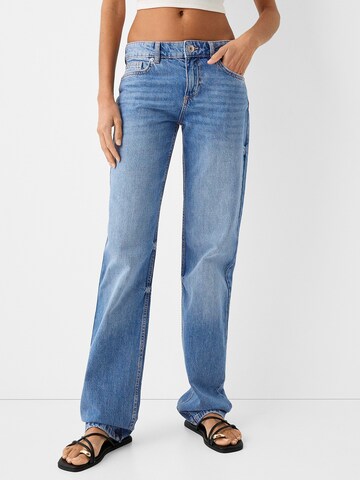 Bershka Regular Jeans in Blauw: voorkant