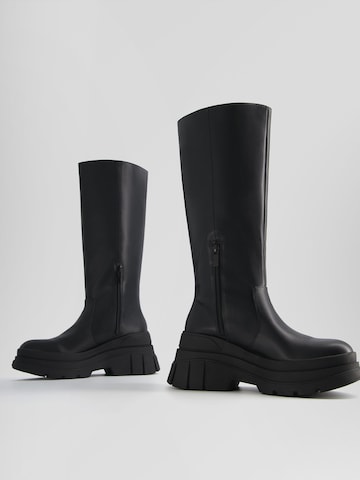 Bershka Stiefel in Schwarz