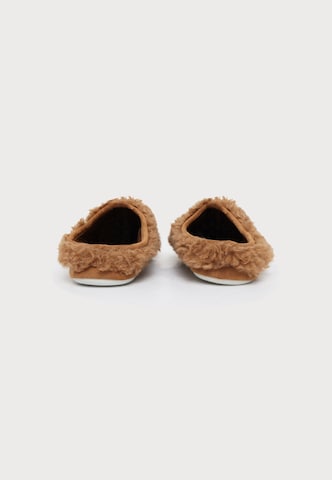 ABOUT YOU - Zapatillas de casa 'Abby' en marrón