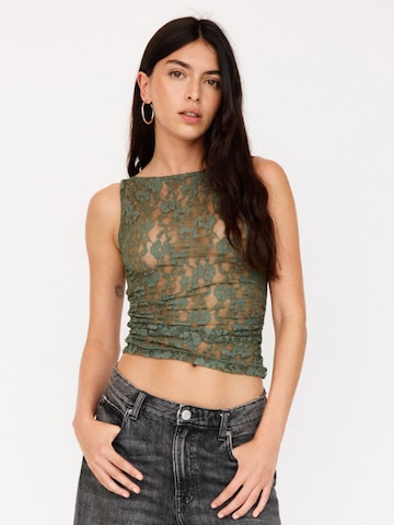 Top de la Pull&Bear pe verde: față