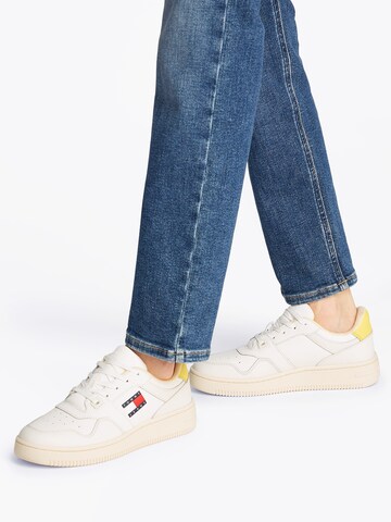 Tommy Jeans Sneaker low 'RETRO BASKET ESS MEG 3A3' i hvid