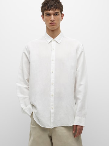 Pull&Bear Comfort fit Button Up Shirt in White: front