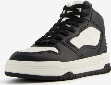 Sneaker alta di Bershka in nero: frontale