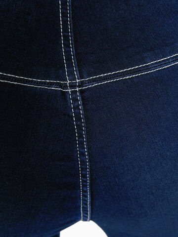 Bershka Flared Jeans in Blau