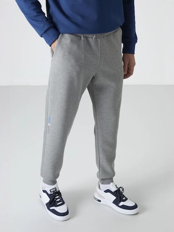 Tommy Life - Skinny Calças de desporto 'Jogginghose' em cinzento: frente
