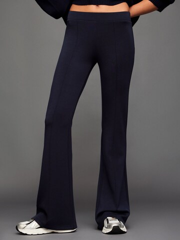 BershkaFlared/zvonoliki kroj Tajice - plava boja