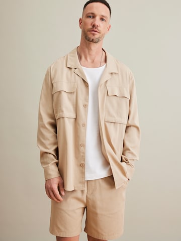 DAN FOX APPAREL - Ajuste confortable Camisa 'Jordan' en beige: frente