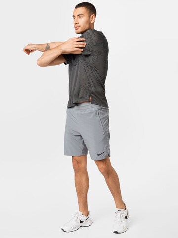 NIKE Regular Sportshorts in Grau