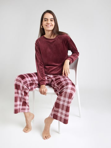Pijama de la Hunkemöller pe mov: față