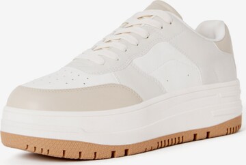 Bershka Låg sneaker i beige: framsida