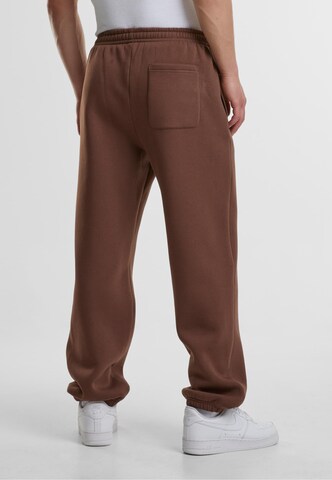 Tapered Pantaloni di Urban Classics in marrone