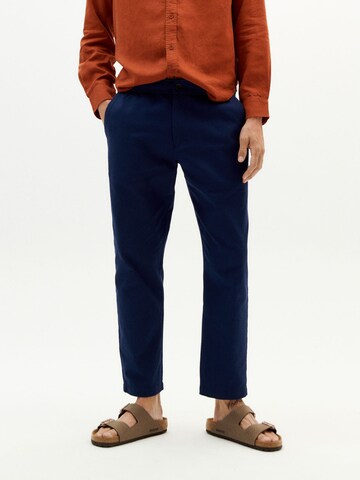 Thinking MU Regular Hose ' Travel Pants ' in Blau: Vorderseite